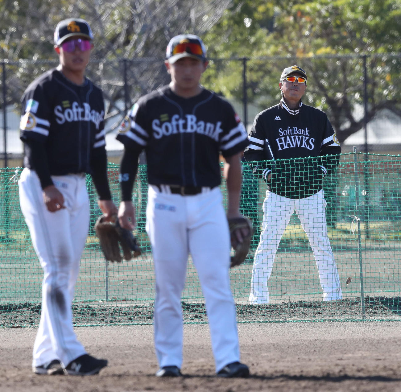 守備練習をする井上(左）と野村大を後方から見守る小久保監督（右）（撮影・梅根麻紀）