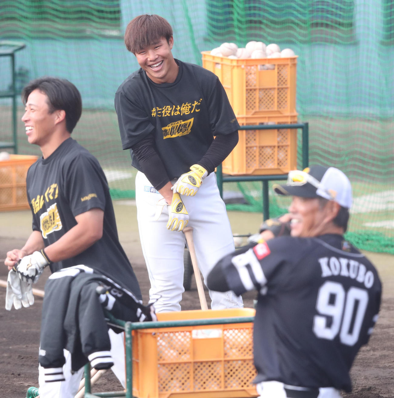 打撃練習前、笑顔を見せる井上、手前は打撃投手を務める小久保監督（撮影・梅根麻紀）