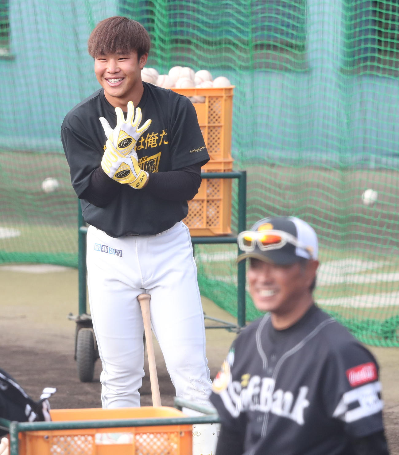 打撃練習前、笑顔を見せる井上、手前は打撃投手を務める小久保監督（撮影・梅根麻紀）