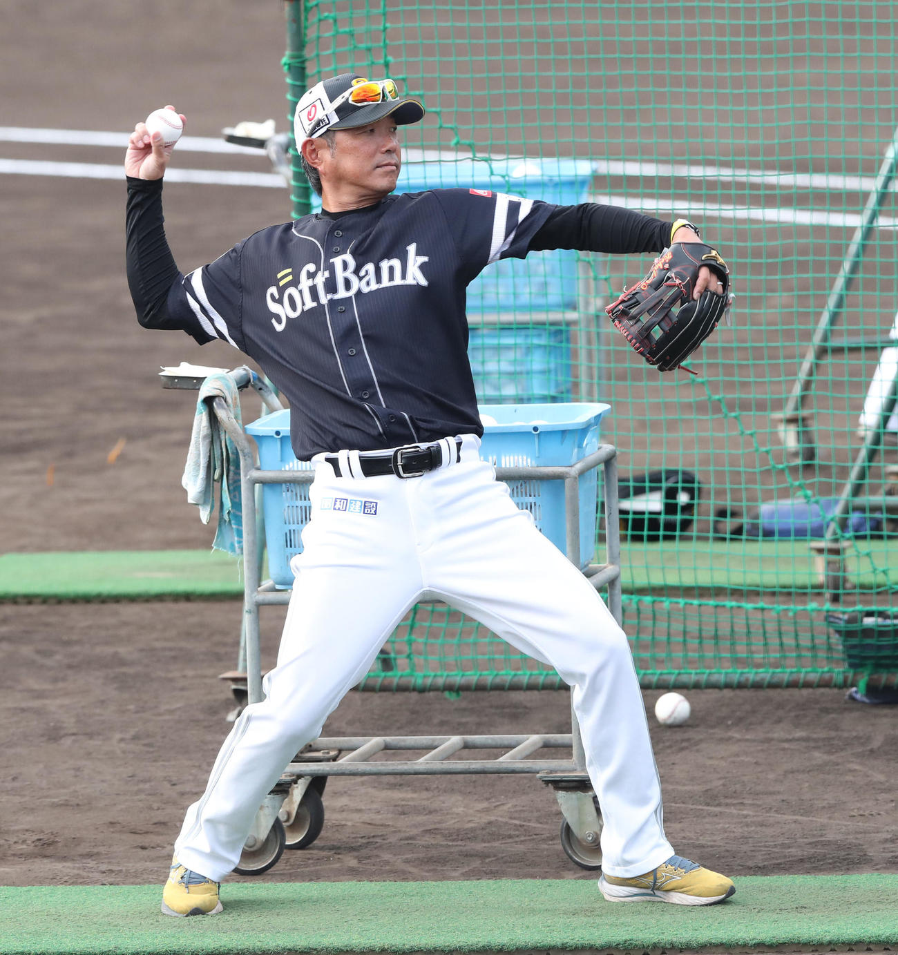 井上の打撃練習で打撃投手を務めた小久保監督（撮影・梅根麻紀）