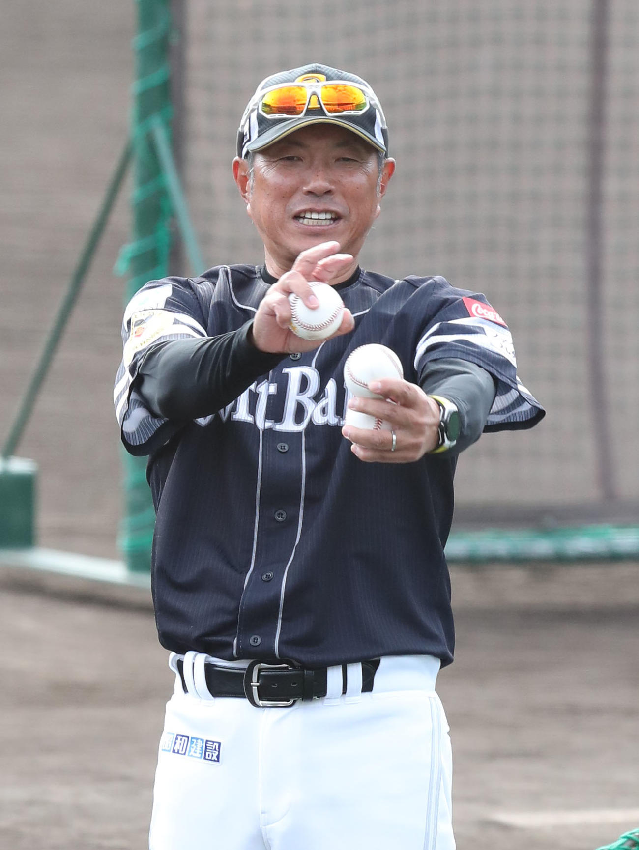 打撃投手を務めた小久保監督は打席の井上に声をかける（撮影・梅根麻紀）