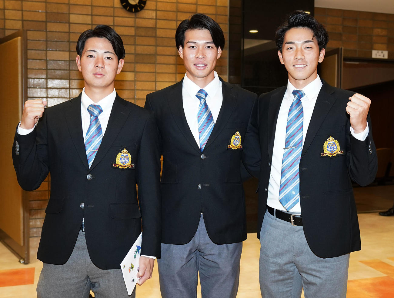 開会式終了後、笑顔でガッツポーズする、左から青学大・下村、中島、常広（撮影・横山健太）