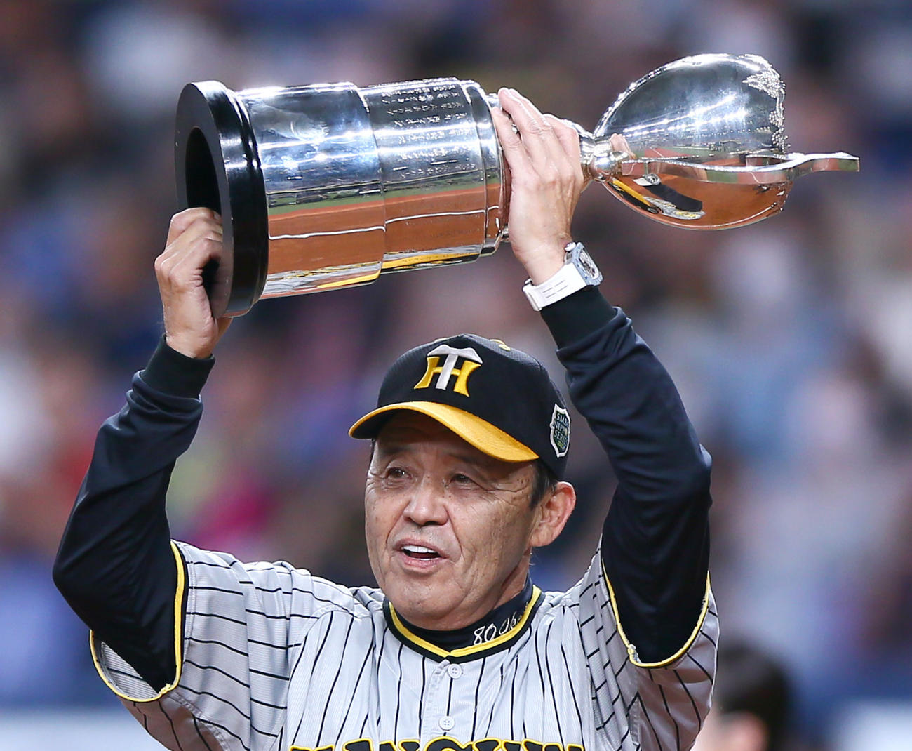 11月5日、日本シリーズ優勝を決め、内閣総理大臣杯を掲げる阪神岡田監督