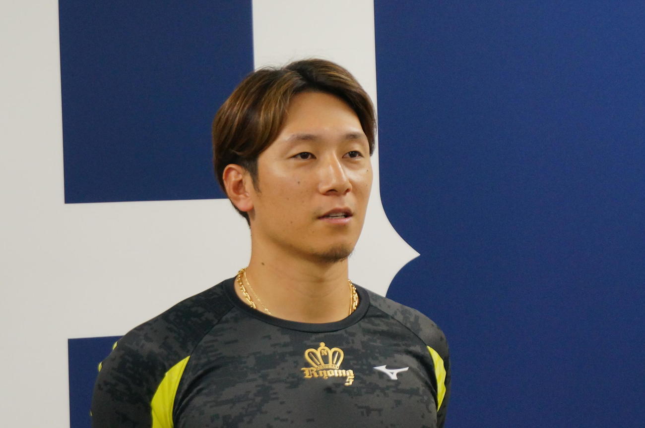 FA権行使を宣言し、会見に臨む広島西川龍馬外野手（撮影・前原淳）