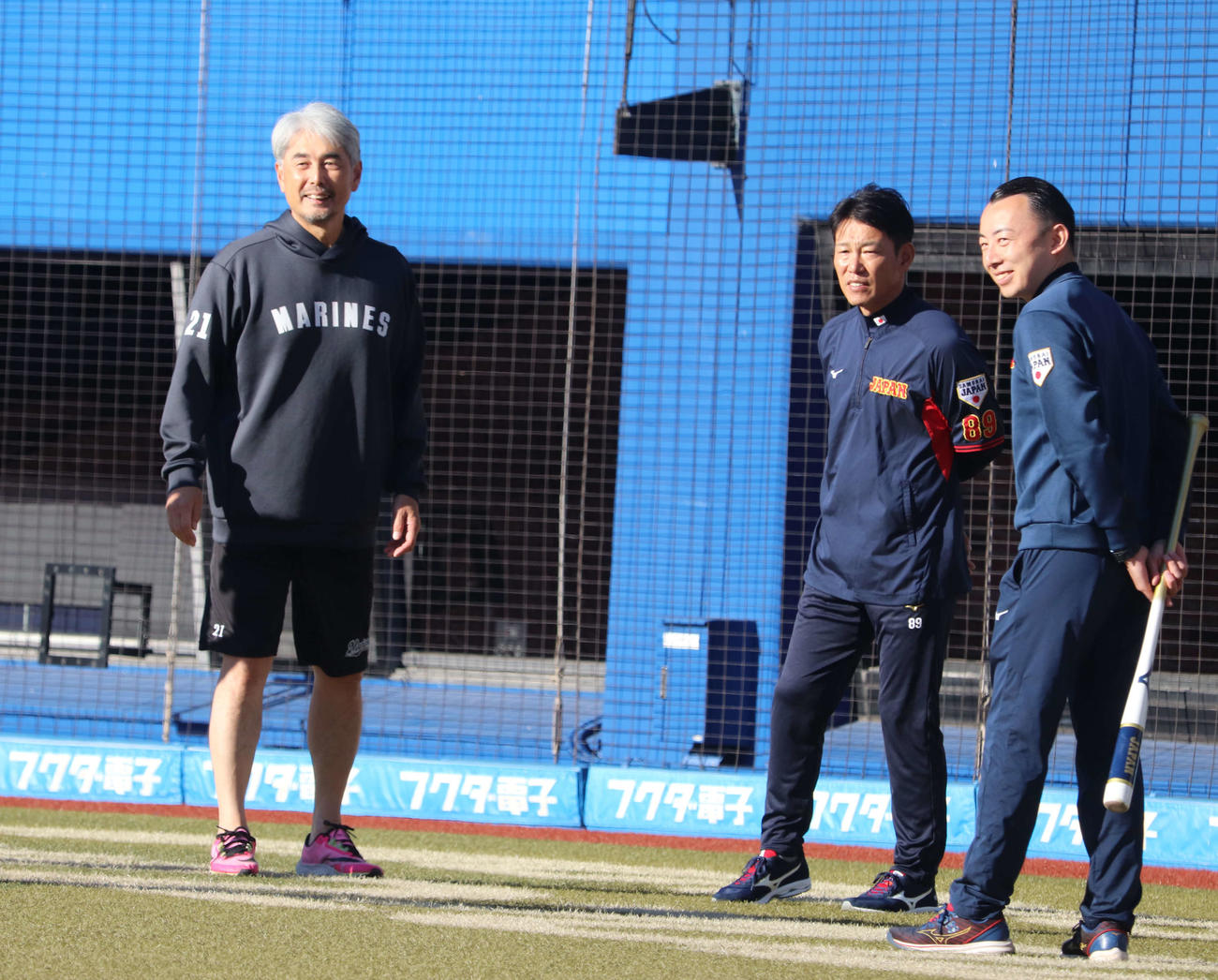 侍ジャパンの投手練習を見守る井端監督（右から2番目）とあいさつに訪れたロッテ吉井監督（左）（撮影・小早川宗一郎）