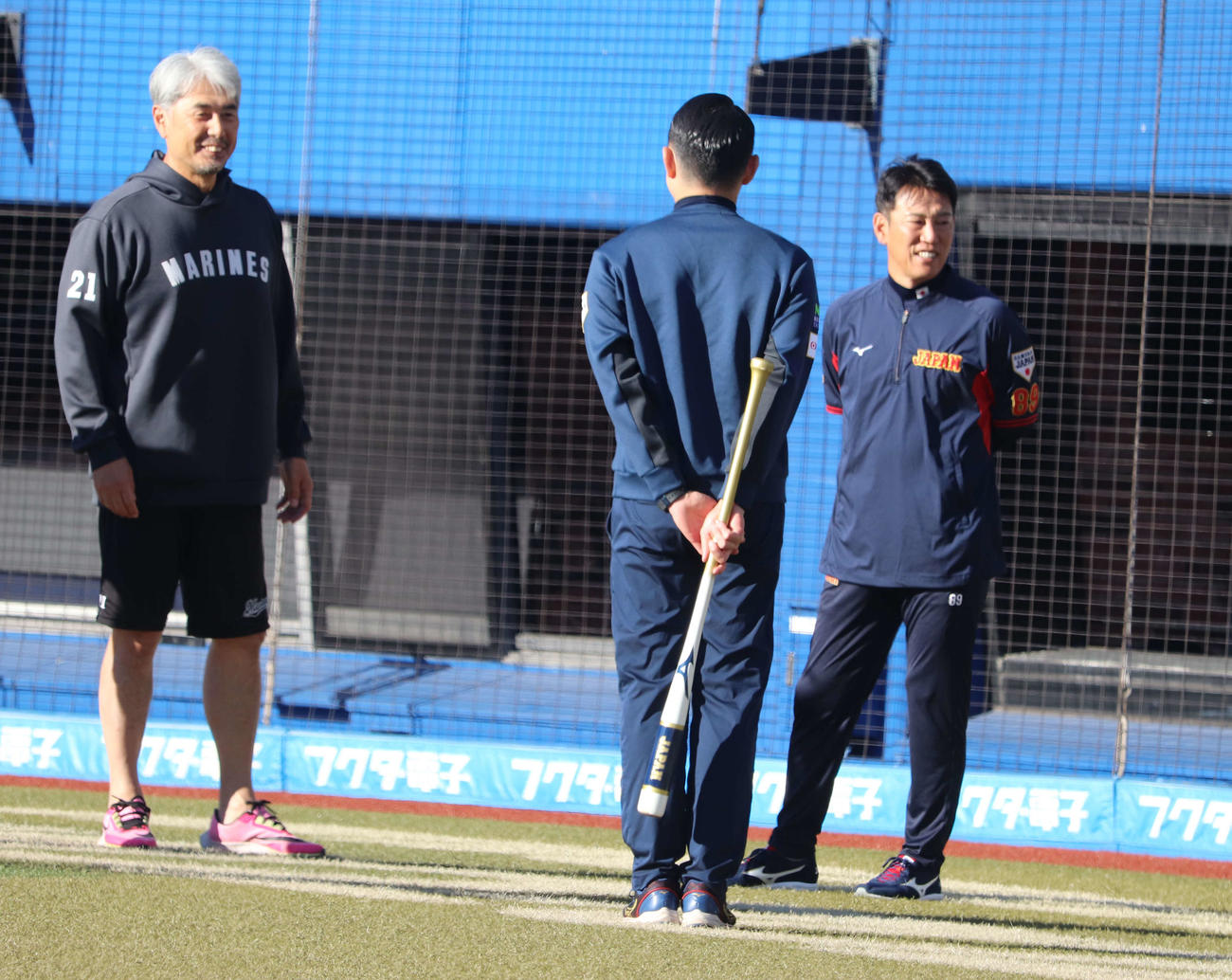 侍ジャパンの投手練習を見守る井端監督（右）とあいさつに訪れたロッテ吉井監督（左）（撮影・小早川宗一郎）