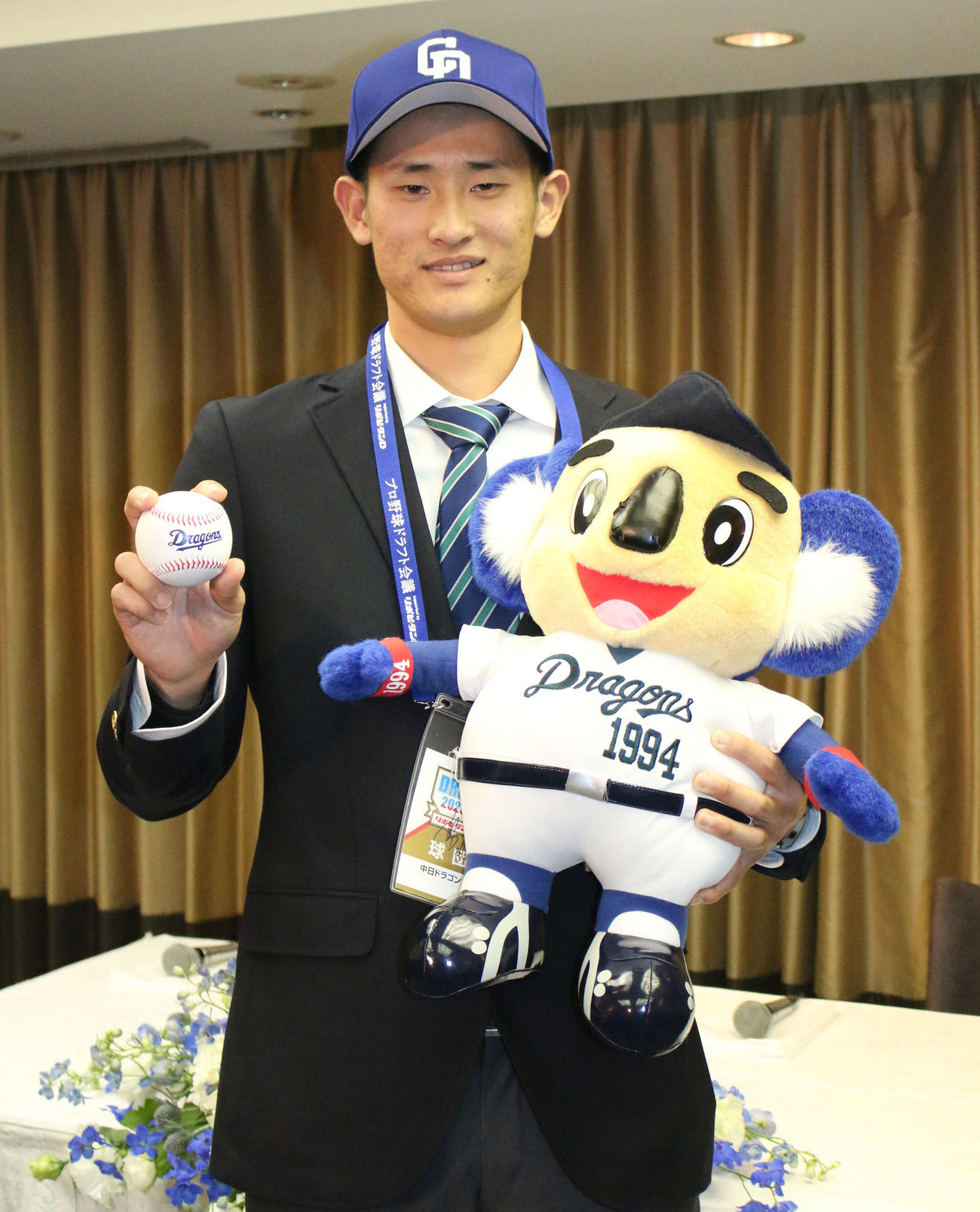 都内のホテルで中日と仮契約を結んだドラフト1位の亜大・草加勝投手（撮影・木下大輔）