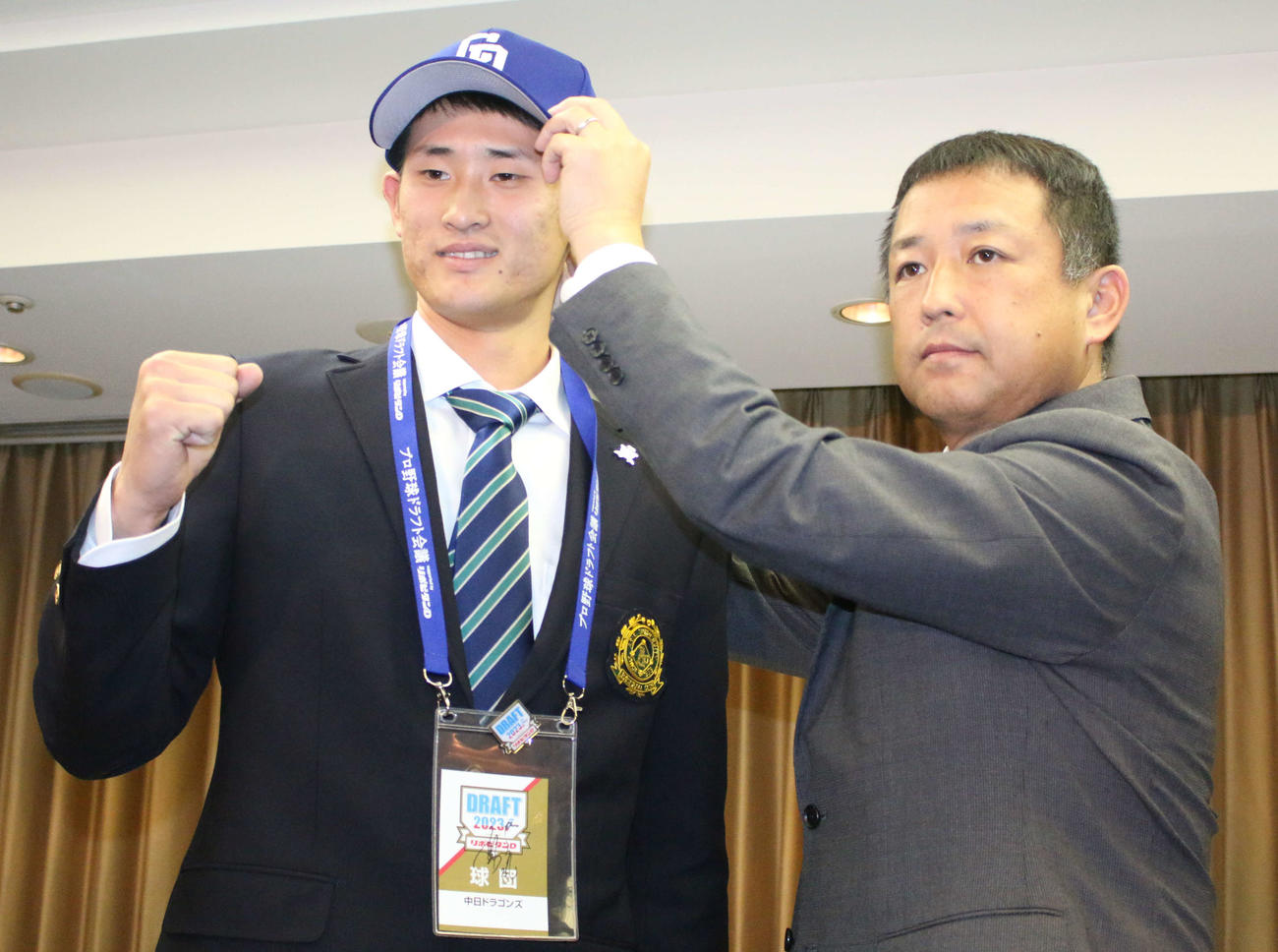 都内のホテルで中日と仮契約を結んだドラフト1位の亜大・草加勝投手（右は正津英志スカウト）（撮影・木下大輔）