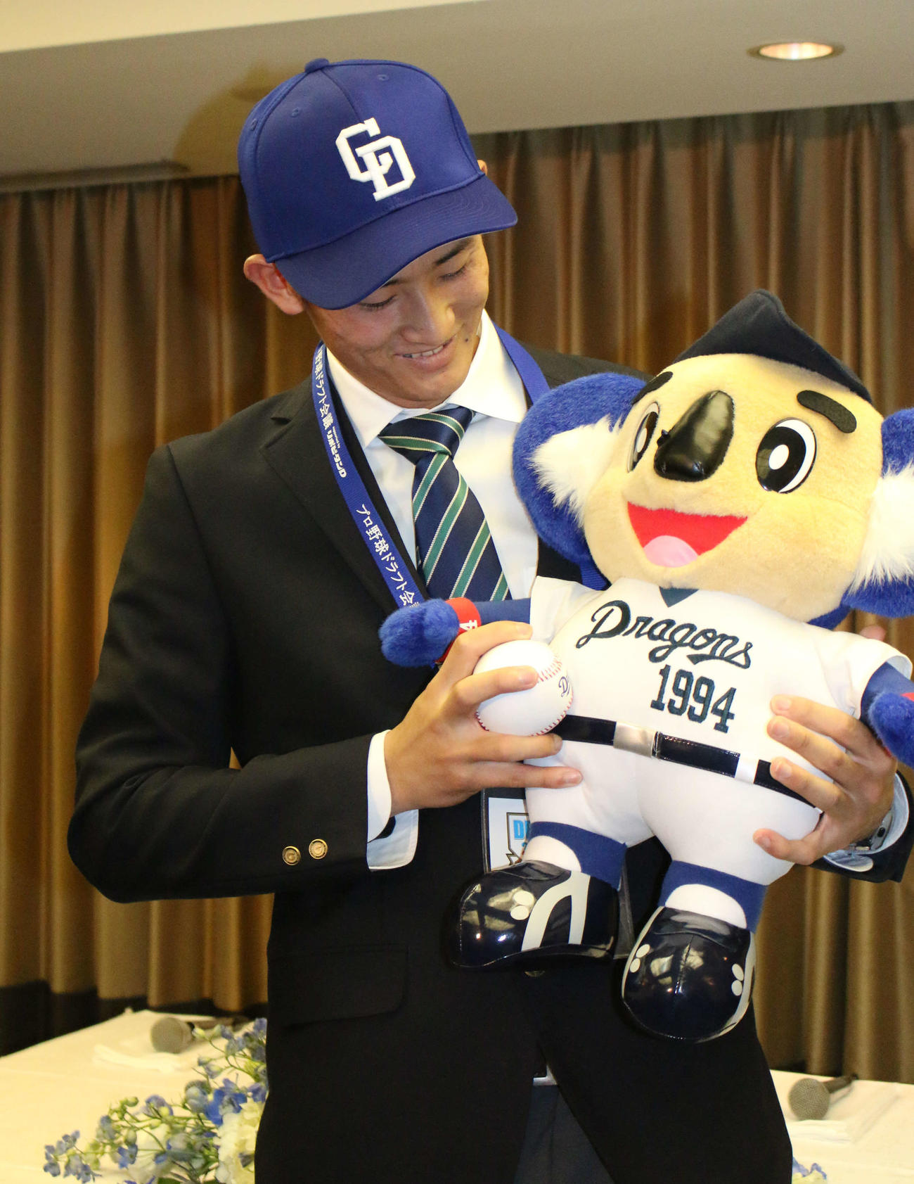 都内のホテルで中日と仮契約を結んだドラフト1位の亜大・草加勝投手はドアラの特大ぬいぐるみを見て笑顔（撮影・木下大輔）