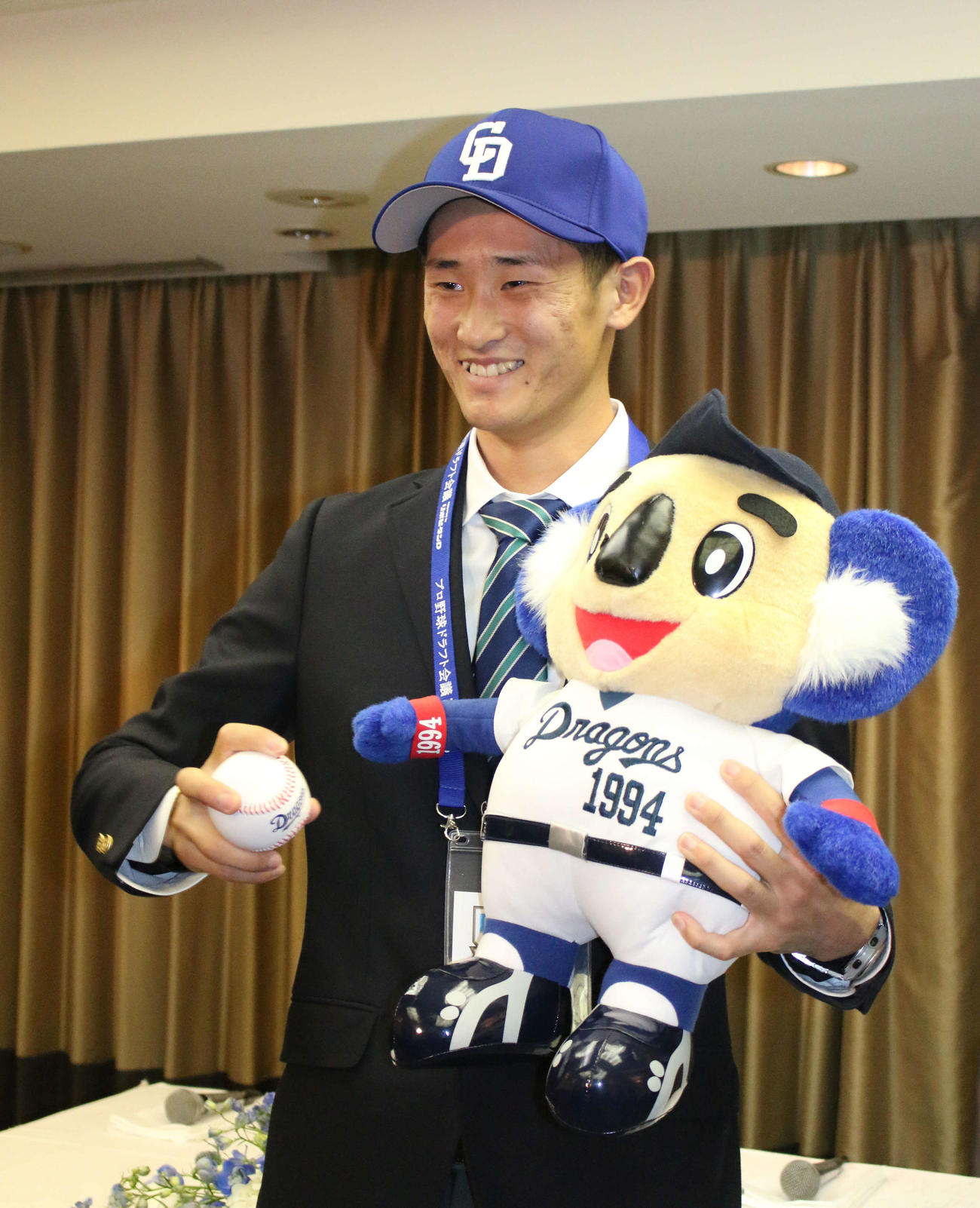 中日と仮契約を結んだドラフト1位の亜大・草加はドアラの特大ぬいぐるみを持ち笑顔（撮影・木下大輔）