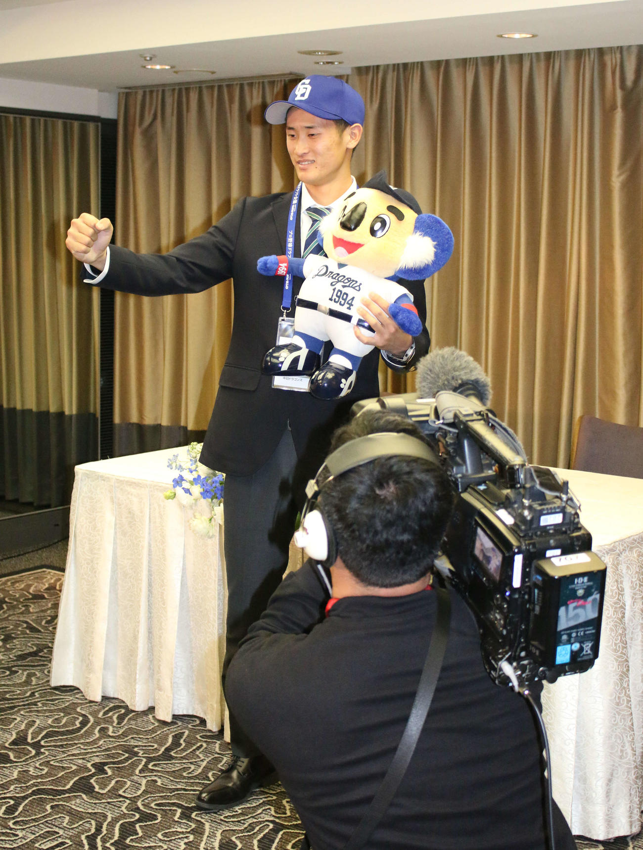 都内のホテルで中日と仮契約を結んだドラフト1位の亜大・草加勝投手（撮影・木下大輔）