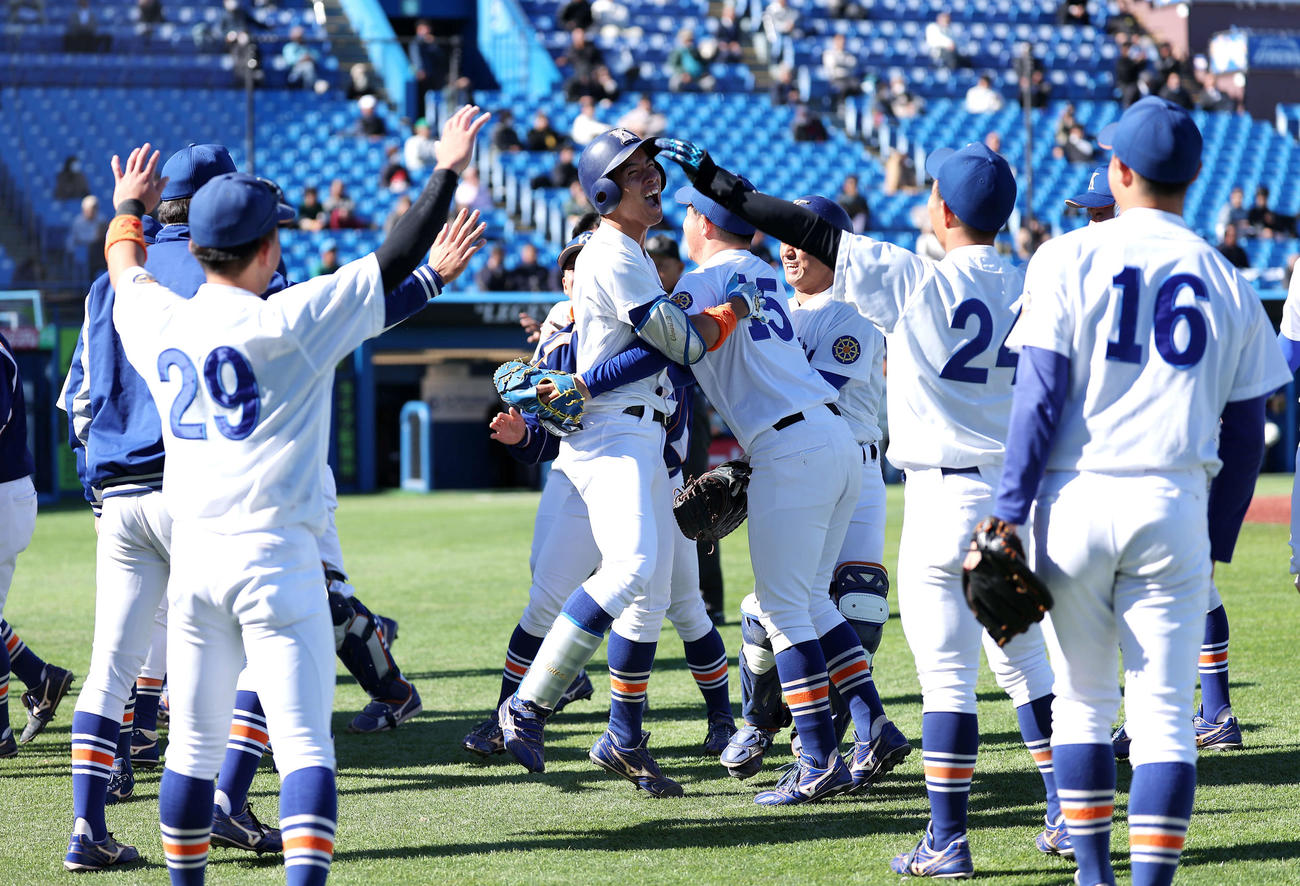 東洋大対駒大　6回裏駒大2死一、三塁、右越え3点本塁打で生還し、チームメートに迎えられる大森（中央）（撮影・河田真司）