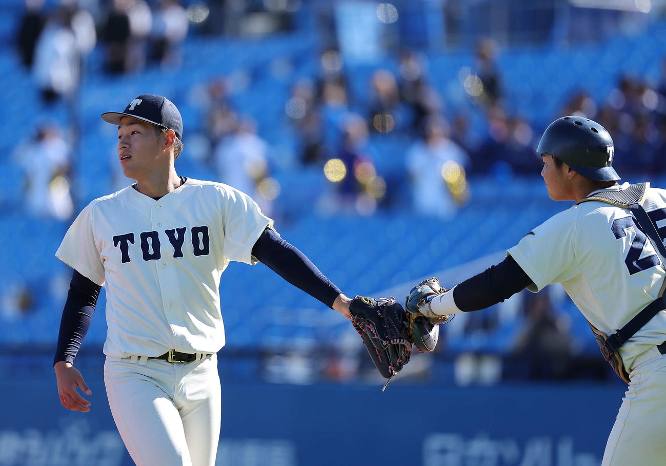 東洋大対駒大　1回表を終えベンチに戻る東洋大・岩崎（撮影・河田真司）