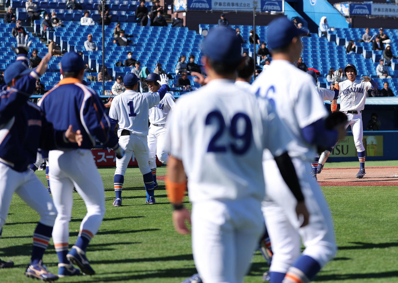 東洋大対駒大　6回裏駒大2死一、三塁、右越え3点本塁打を放ち生還する大森（右）（撮影・河田真司）