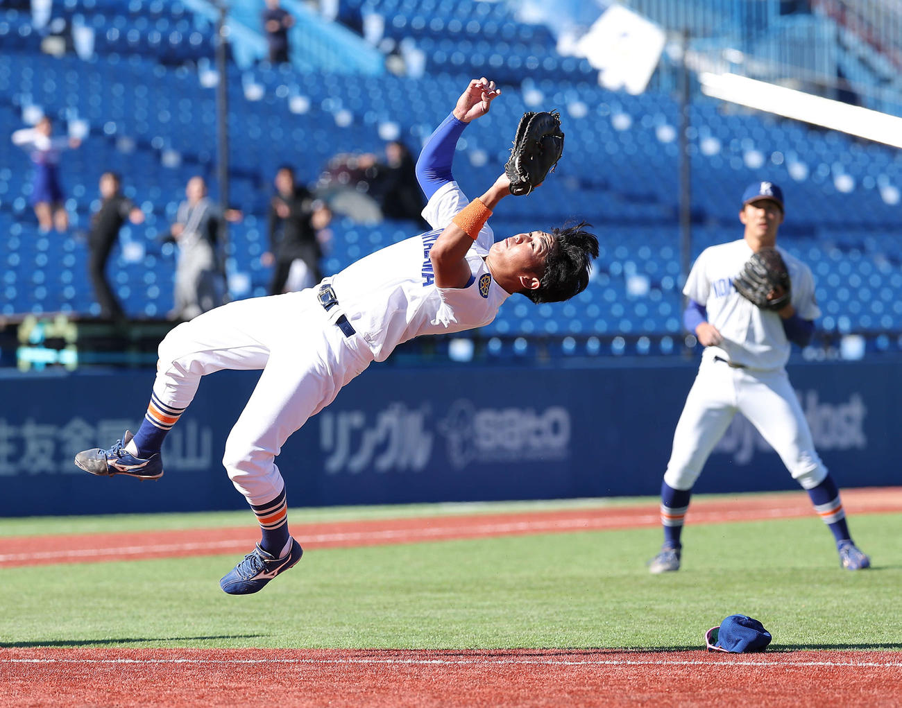 東洋大対駒大　延長10回表東洋大1死一、二塁、宮下の一邪飛を補給する駒大・神宮（撮影・河田真司）