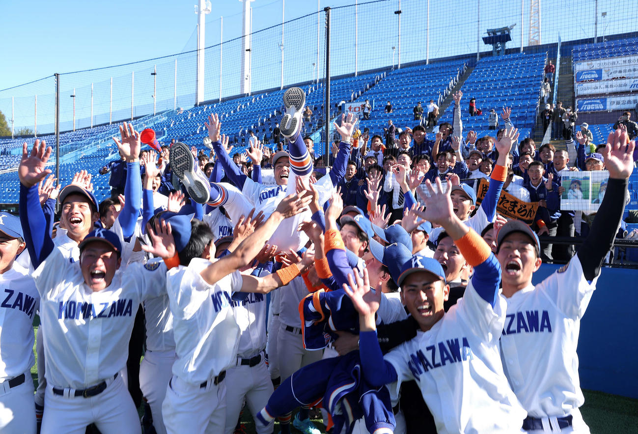 入れ替え戦で東洋大にサヨナラ勝利し、1部昇格を決め、胴上げの祝福を受ける駒大・大倉監督（撮影・河田真司）