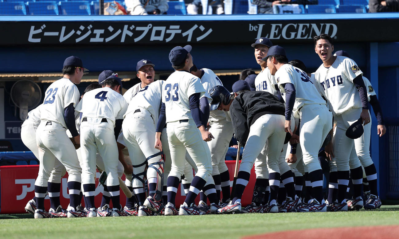 東洋大対駒大　8回裏を終え円陣を組む東洋大の選手たち（撮影・河田真司）