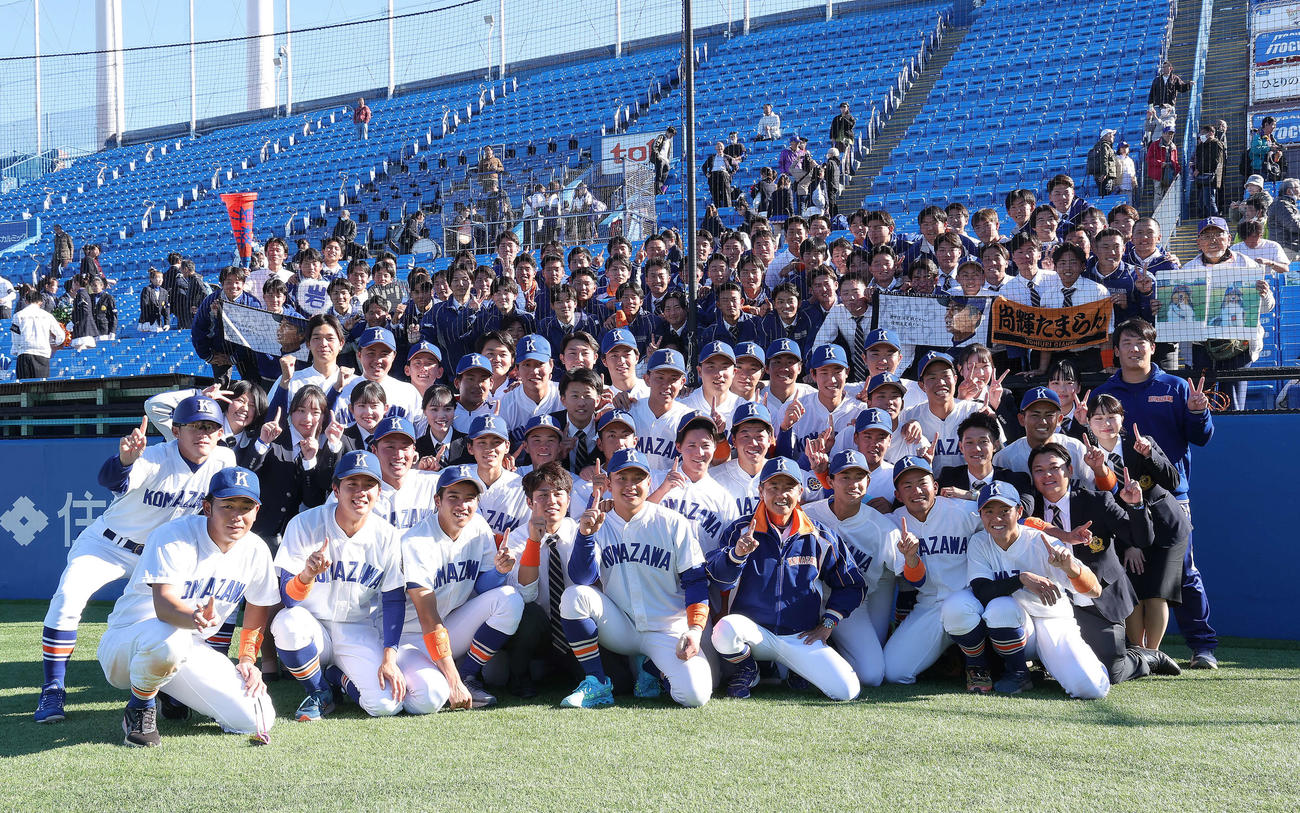 1部昇格を決め集合写真に納まる駒大の選手たち（撮影・河田真司）