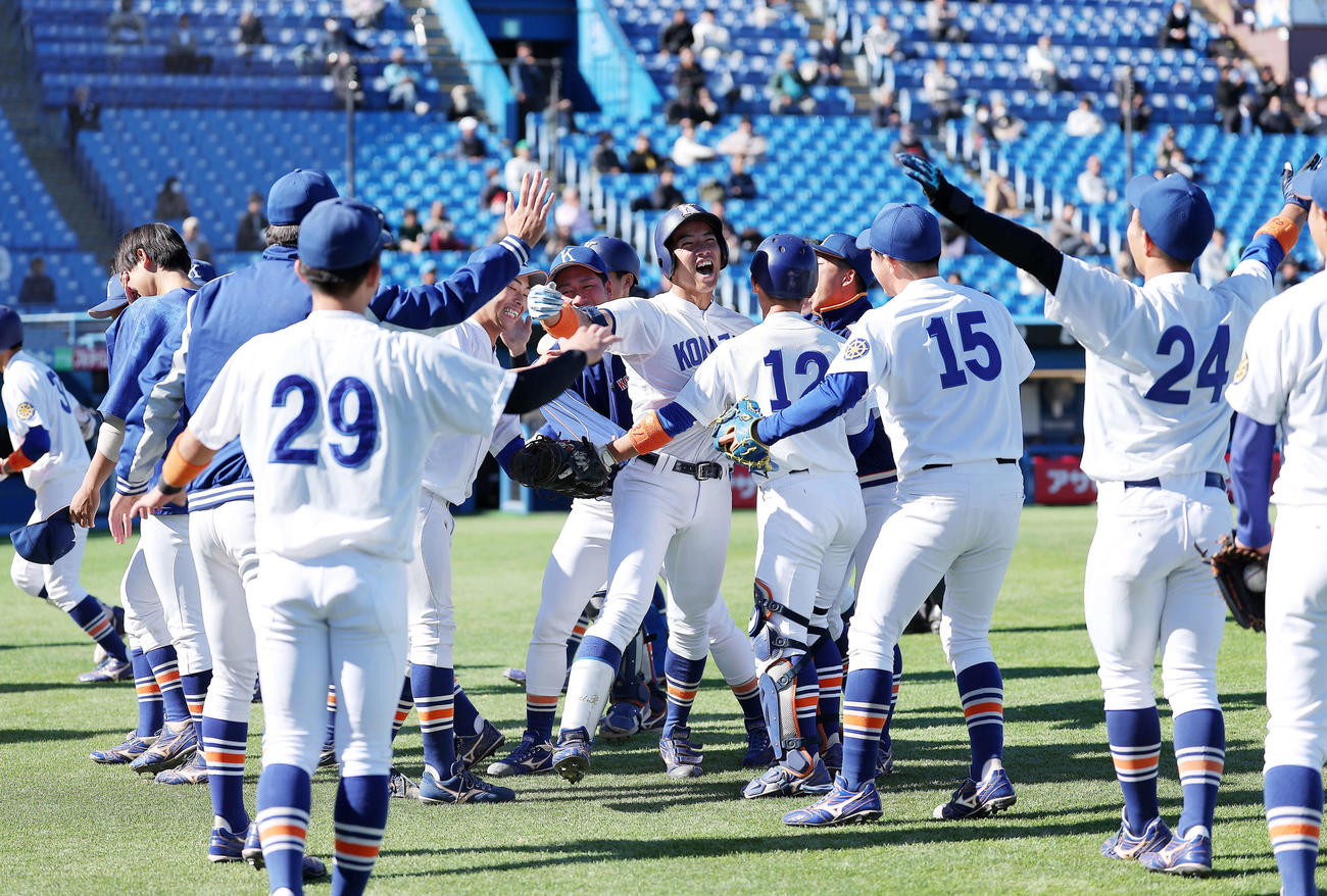 東洋大対駒大　6回裏駒大2死一、三塁、右越え3点本塁打で生還し、チームメートに迎えられる大森（中央）（撮影・河田真司）