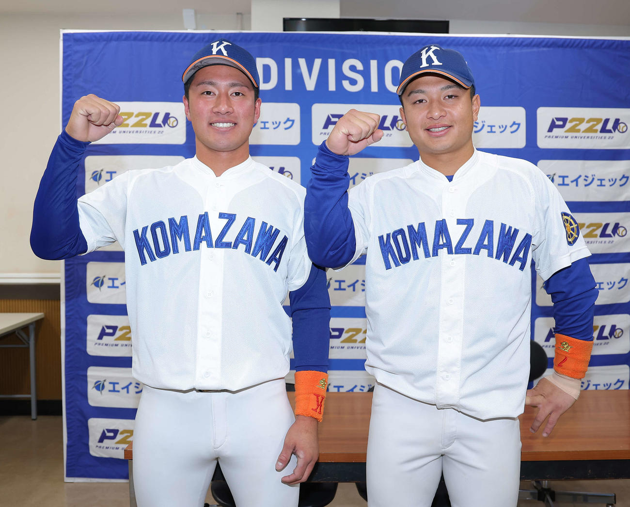 東洋大対駒大　試合後、ガッツポーズで写真に納まる駒大・原（左）と岩本（撮影・河田真司）