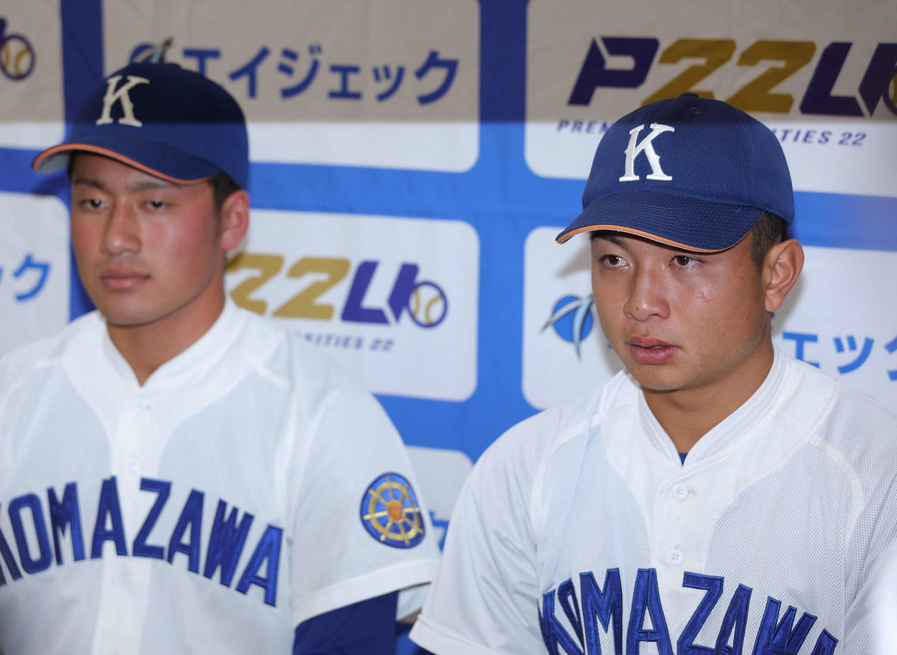 東洋大対駒大　試合後、記者の質問に答える駒大・岩本（右）と原（撮影・河田真司）