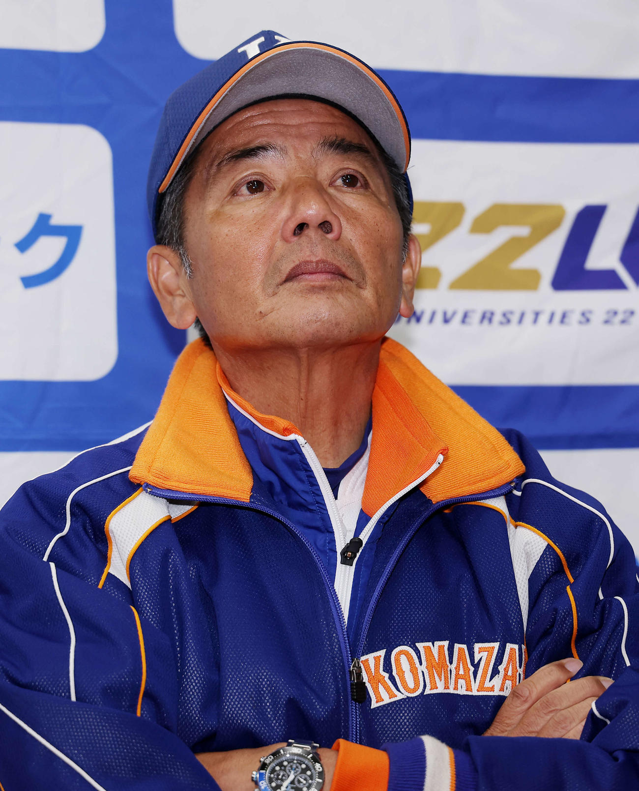 東洋大対駒大　試合後、記者の質問に答える駒大・大倉監督（撮影・河田真司）