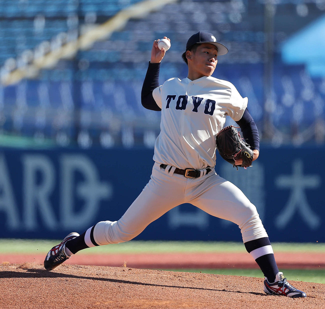 東洋大対駒大　先発登板する東洋大・岩崎（撮影・河田真司）