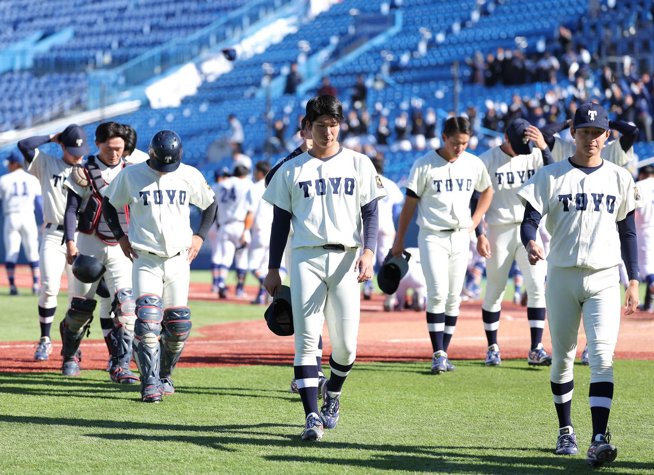 東洋大対駒大　駒大にサヨナラ負けし、肩を落としながら引き揚げる東洋大ナイン（撮影・河田真司）