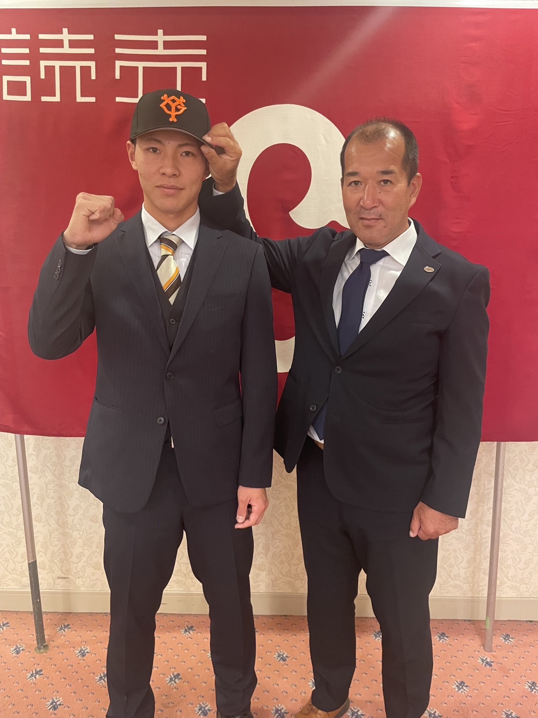 仮契約を終え、ガッツポーズするBSL千葉・平山（左）と織田スカウト（球団提供）
