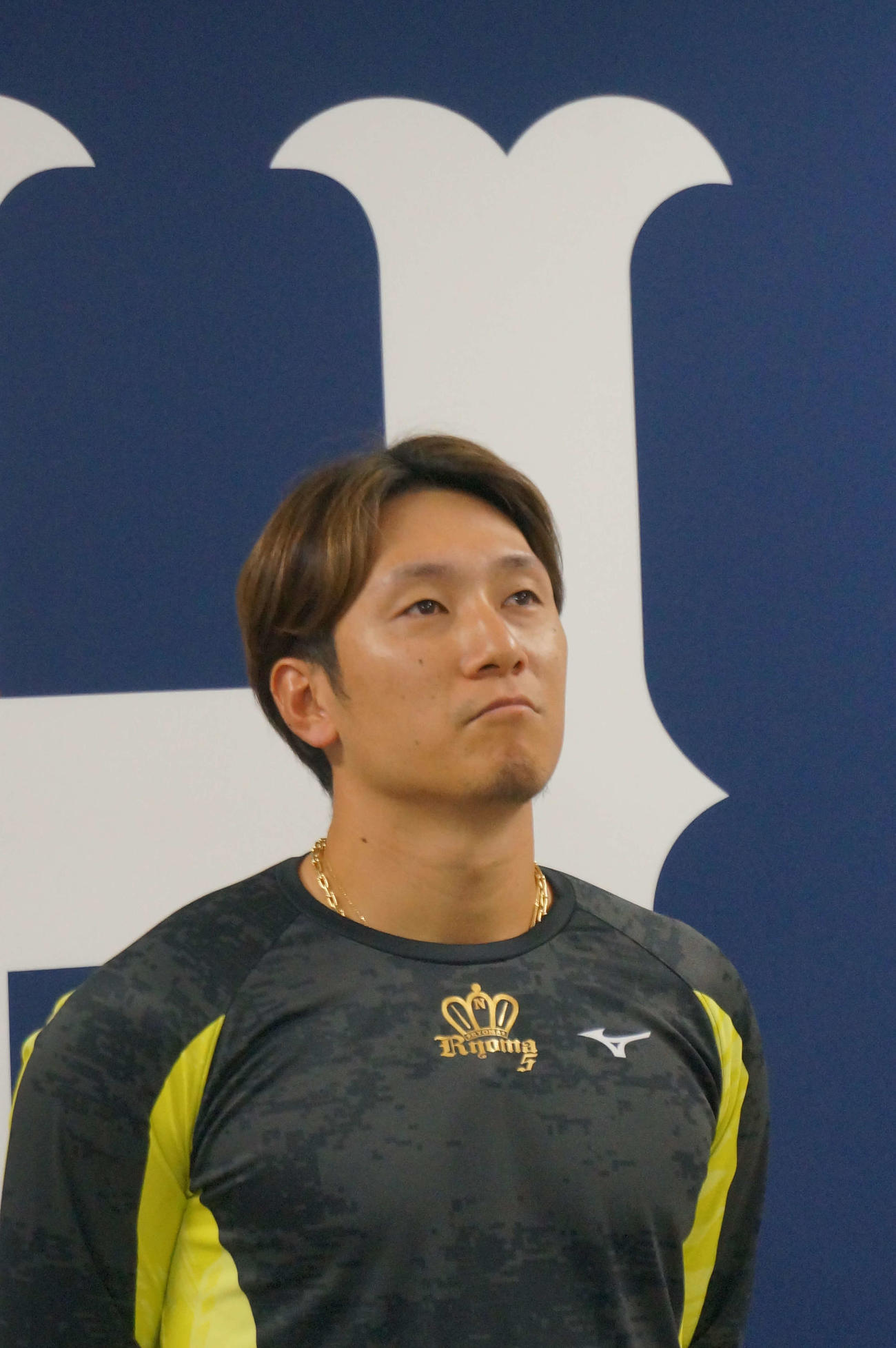 FA権行使を宣言し、会見に臨む広島西川（撮影・前原淳）