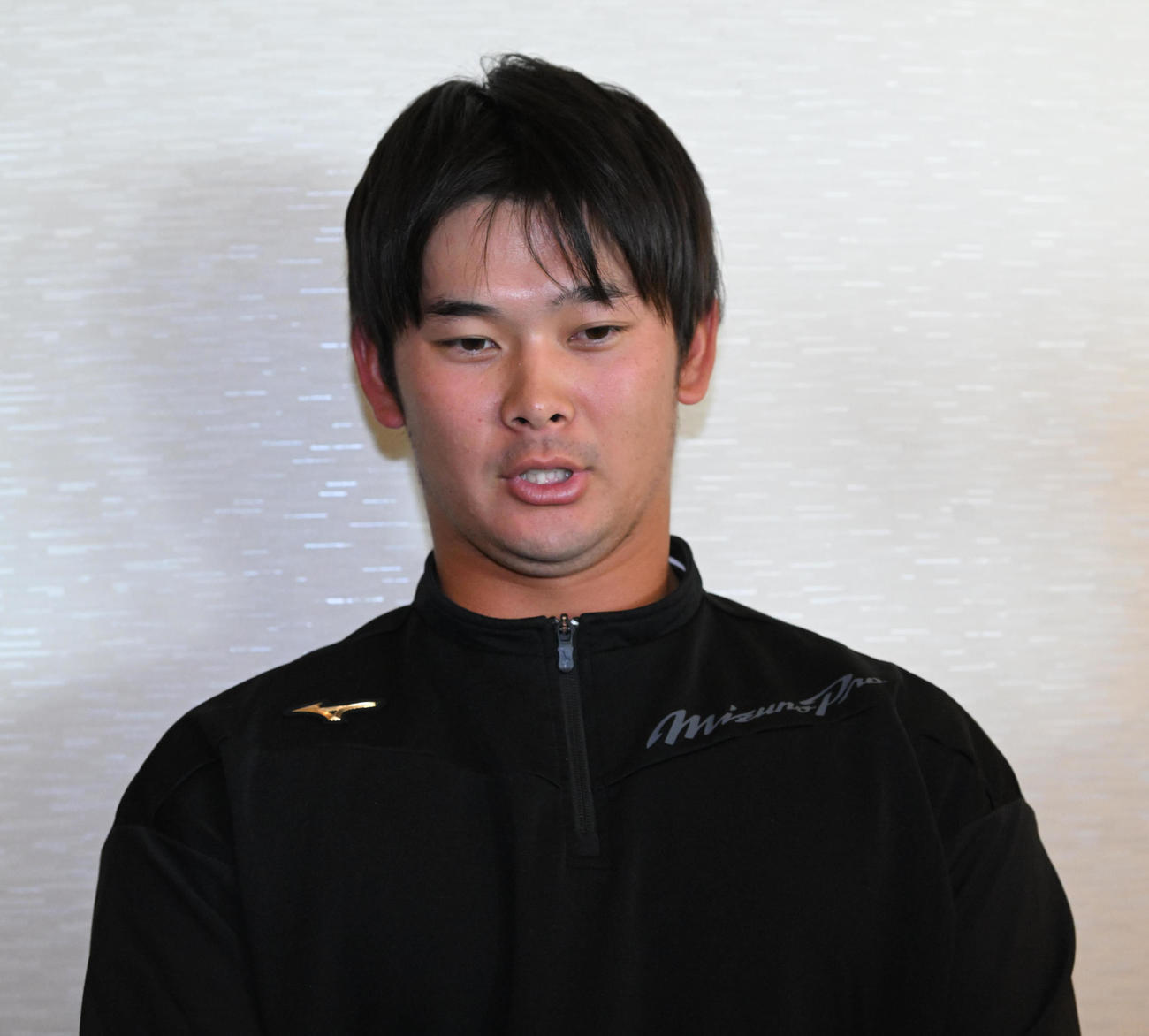 支配下登録が決まり、取材を受ける野口（撮影・前岡正明）
