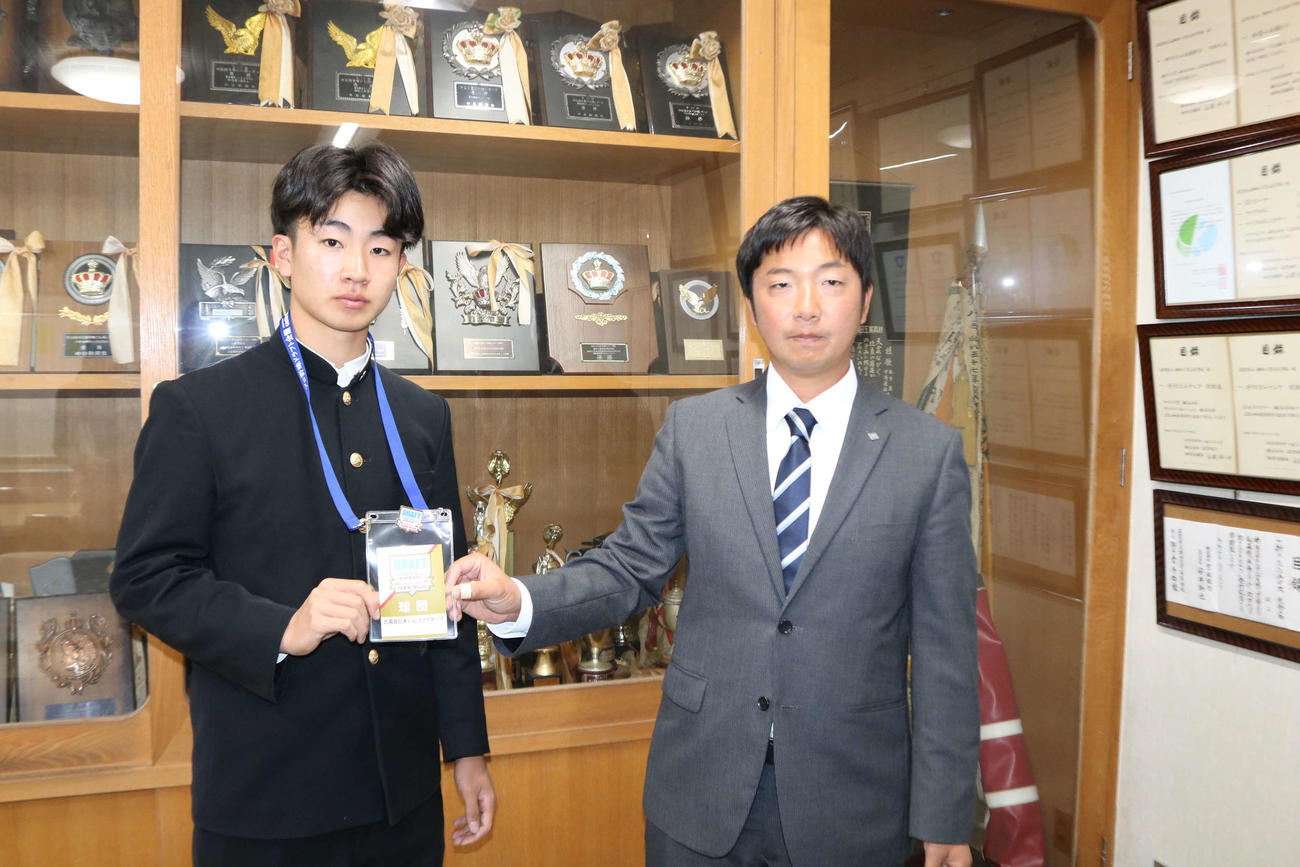 日本ハム育成2位の瀬田工・平田（左）は担当の武部スカウトからドラフト会議入場パスを受け取る（撮影・林亮佑）