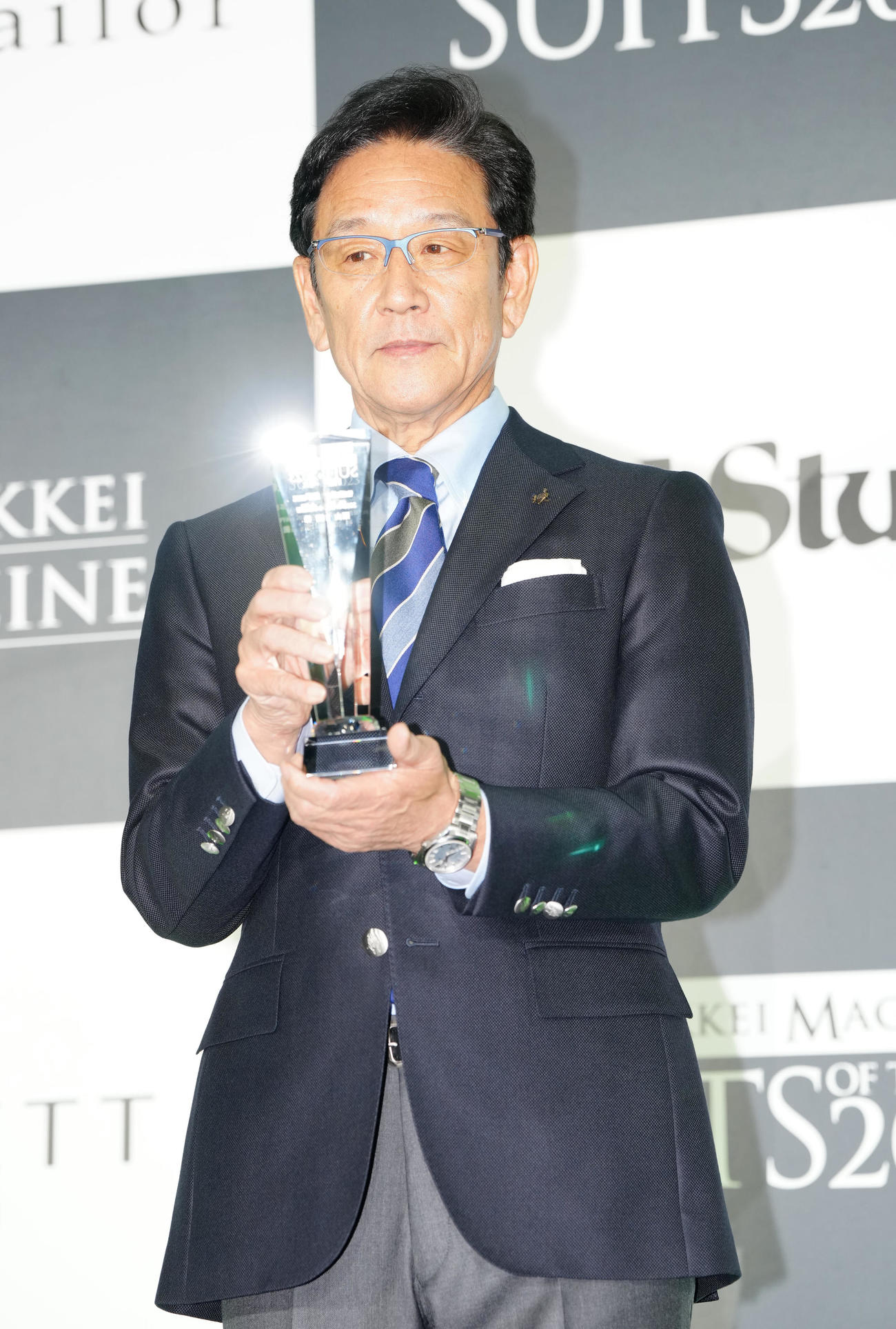 「スーツ・オブ・ザ・イヤー2023」授賞式で表彰される侍ジャパン前監督の栗山氏（撮影・江口和貴）