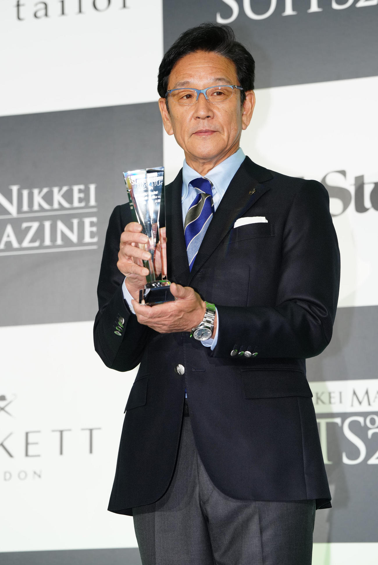 「スーツ・オブ・ザ・イヤー2023」授賞式で表彰される侍ジャパン前監督の栗山氏（撮影・江口和貴）