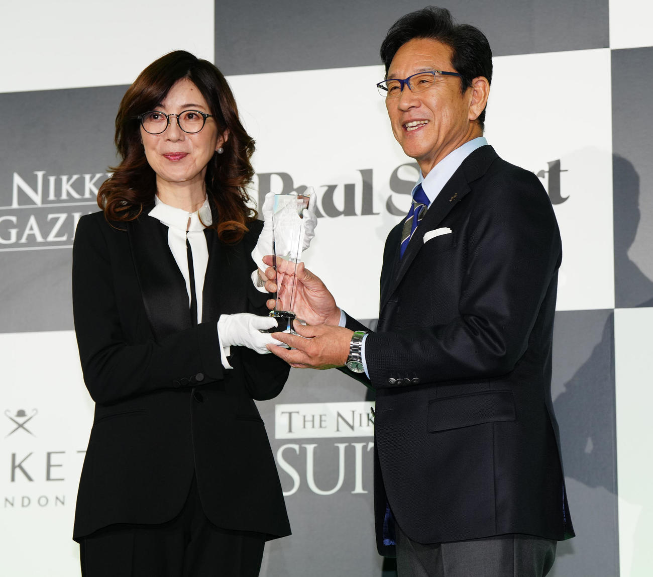 「スーツ・オブ・ザ・イヤー2023」授賞式で表彰される侍ジャパン前監督の栗山氏（右）。左はTHE NIKKEI MAGAZINE松本編集長（撮影・江口和貴）