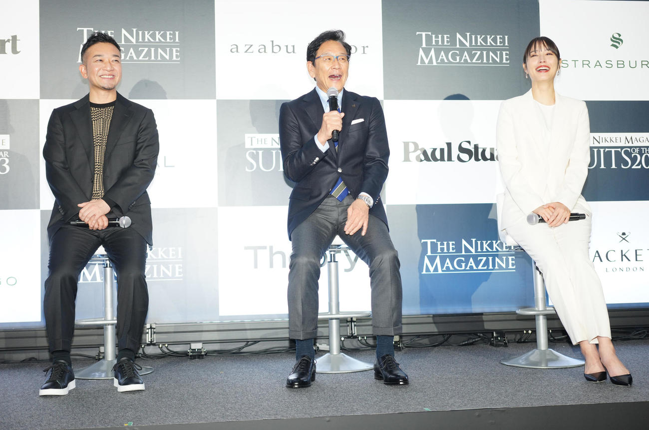 「スーツ・オブ・ザ・イヤー2023」授賞式でのトークショーに臨む侍ジャパン前監督の栗山氏（中央）。右は広瀬アリス、左はバニッシュ・スタンダード小野里CEO（撮影・江口和貴）