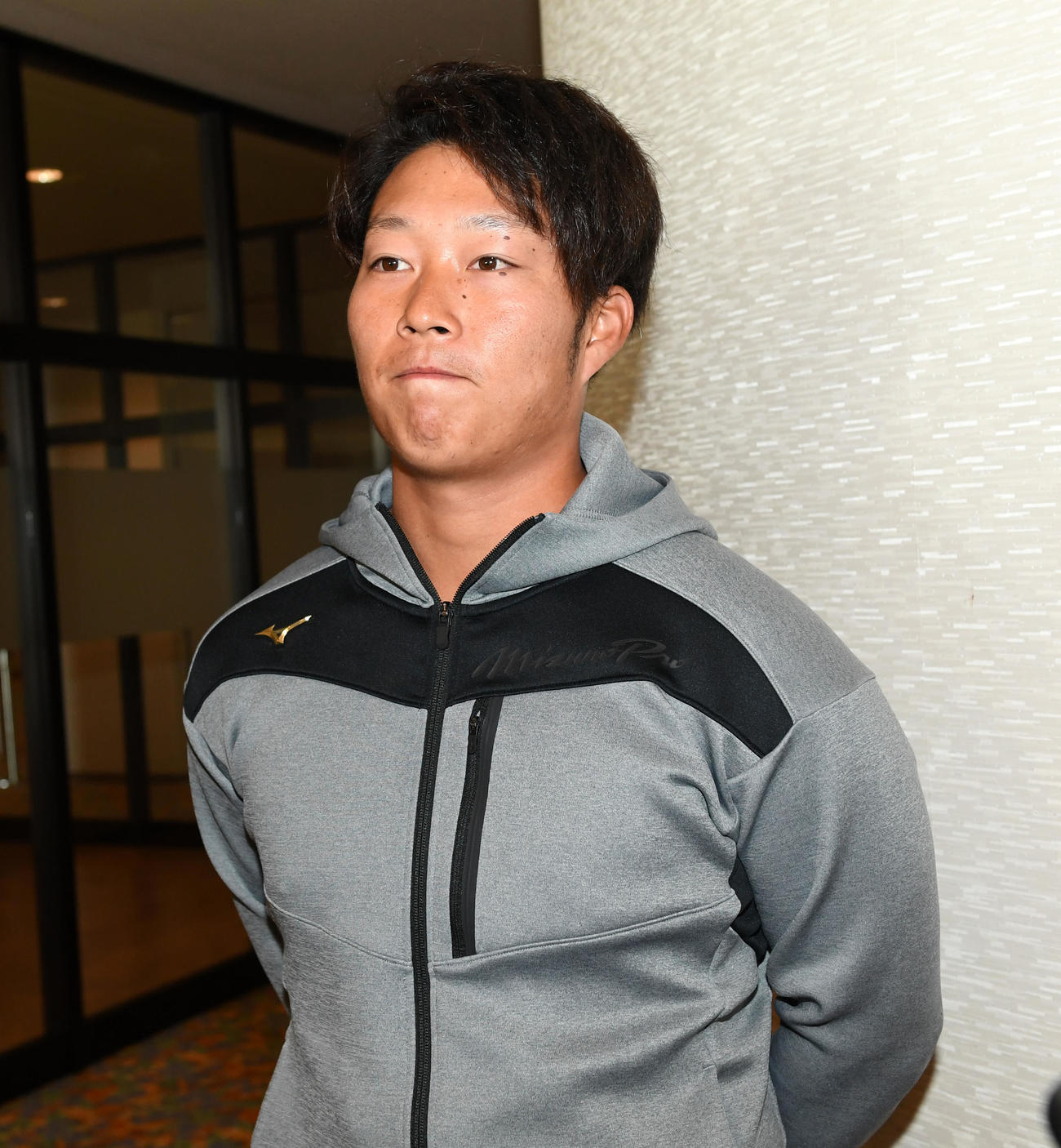 現状維持で契約更改、取材を受ける藤田（撮影・前岡正明）