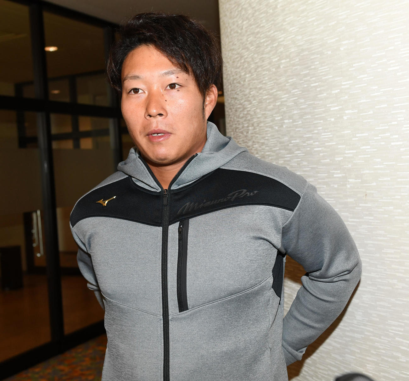 現状維持で契約更改、取材を受ける藤田（撮影・前岡正明）