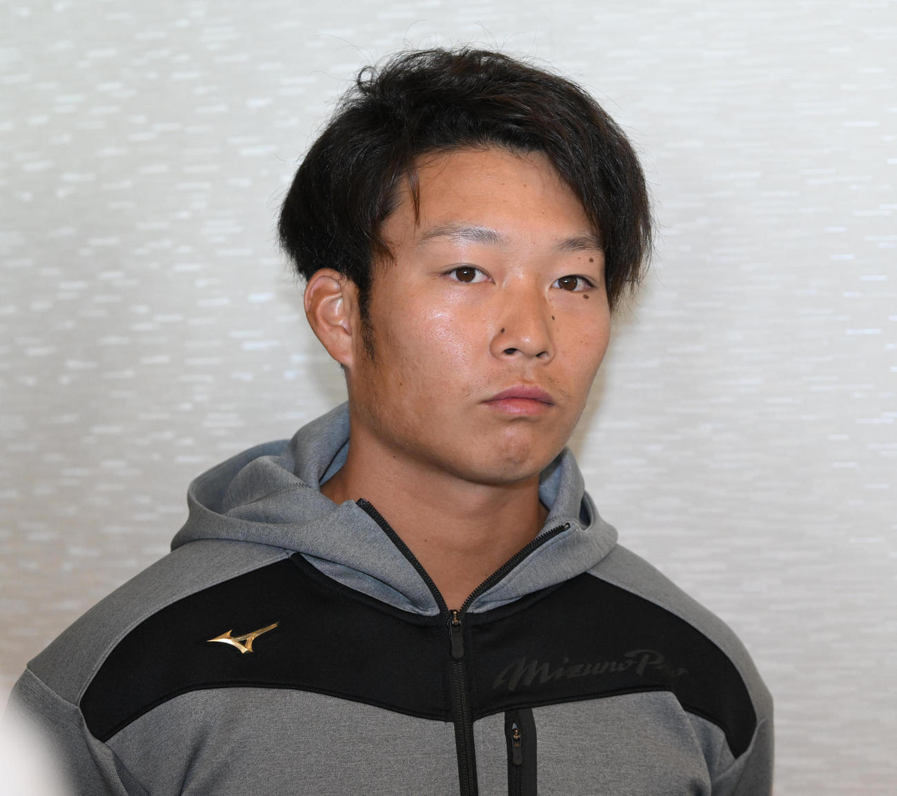 現状維持で契約更改、取材を受ける藤田（撮影・前岡正明）