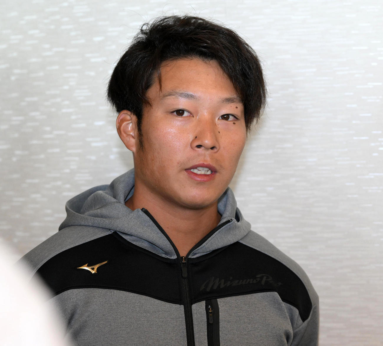 現状維持で契約更改、取材を受ける藤田（撮影・前岡正明）