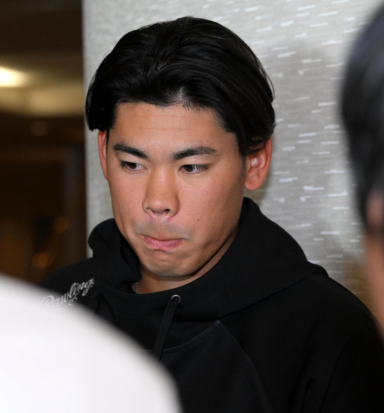 ダウンで契約更改、取材を受ける鈴木（撮影・前岡正明）
