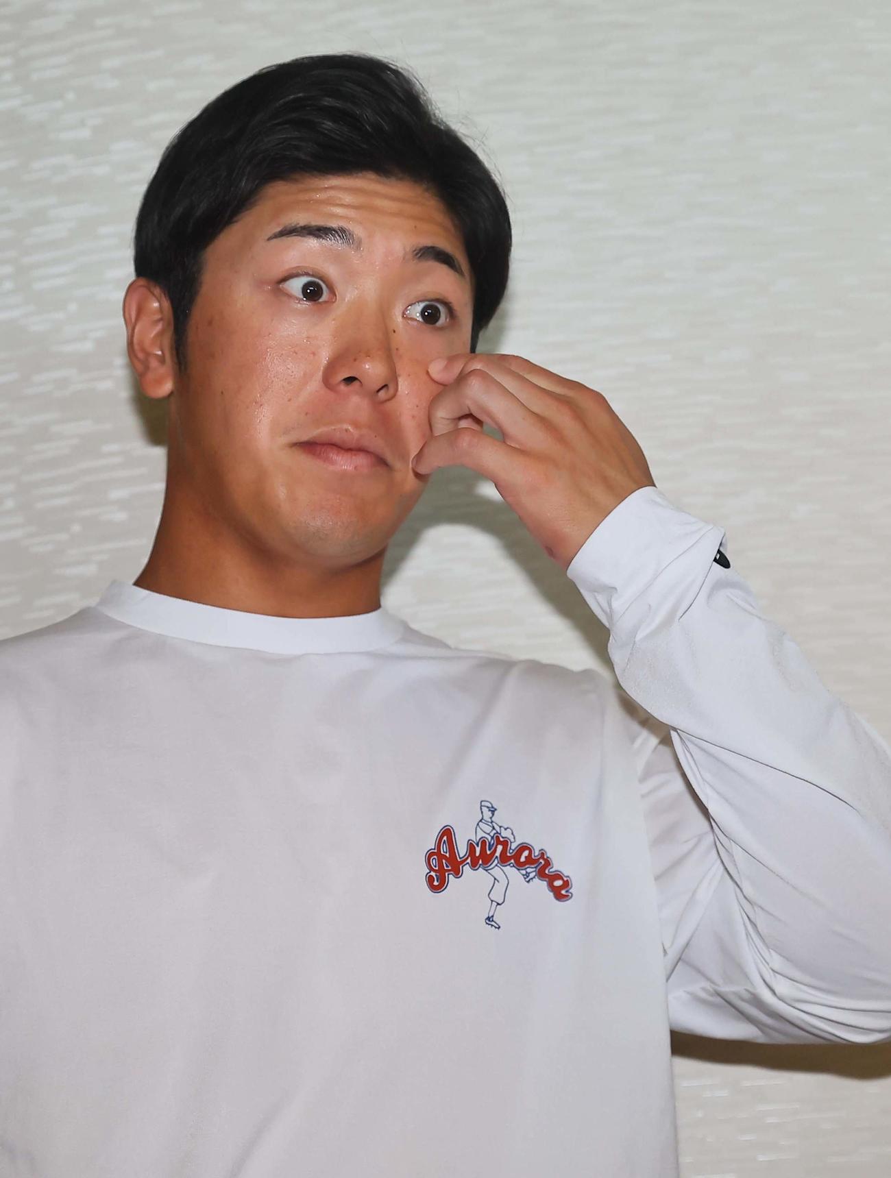 契約更改を終えた豊田は記者の取材を受ける（撮影・上田博志）
