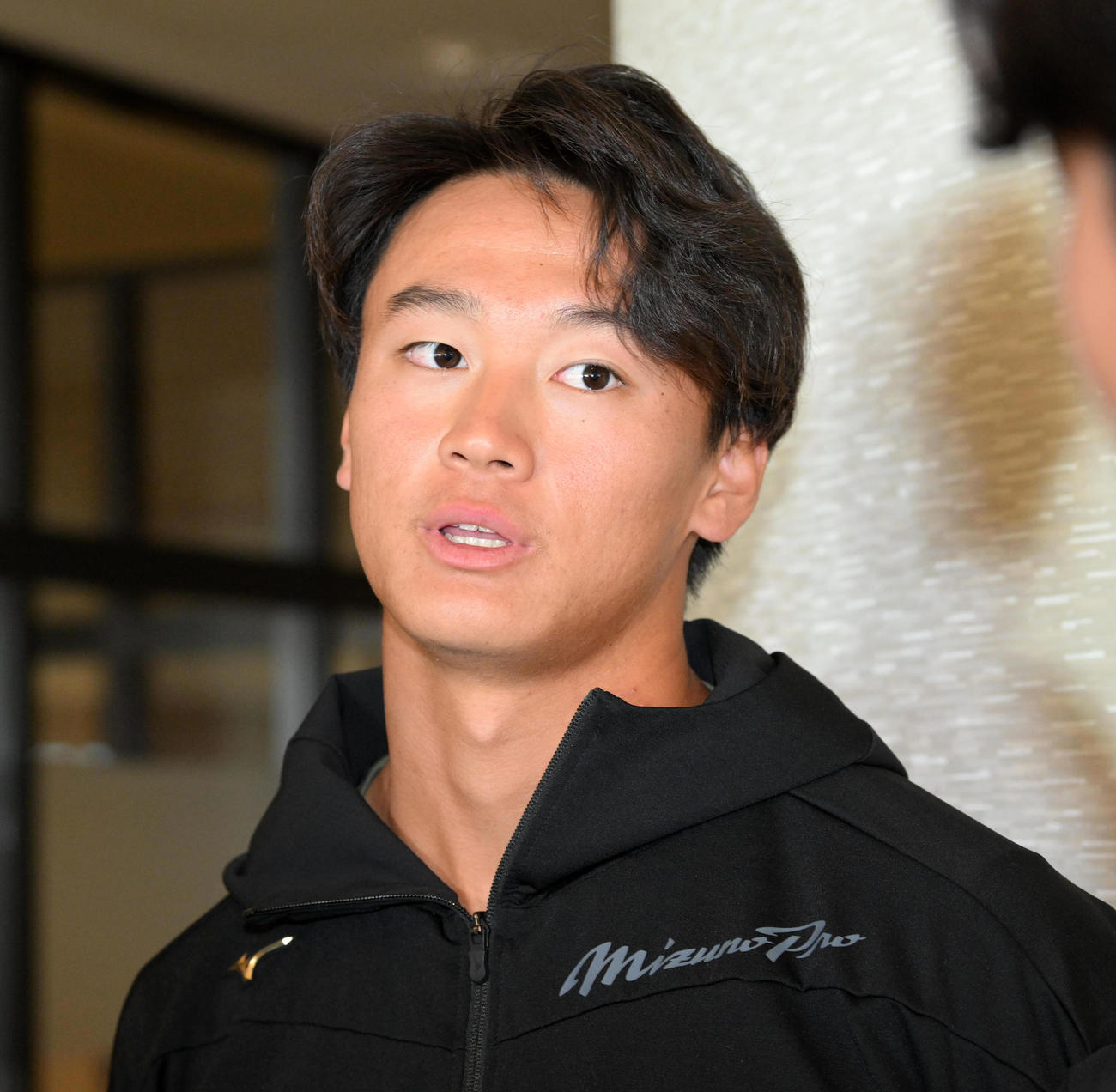 ダウンで契約更改、取材を受ける森木（撮影・前岡正明）