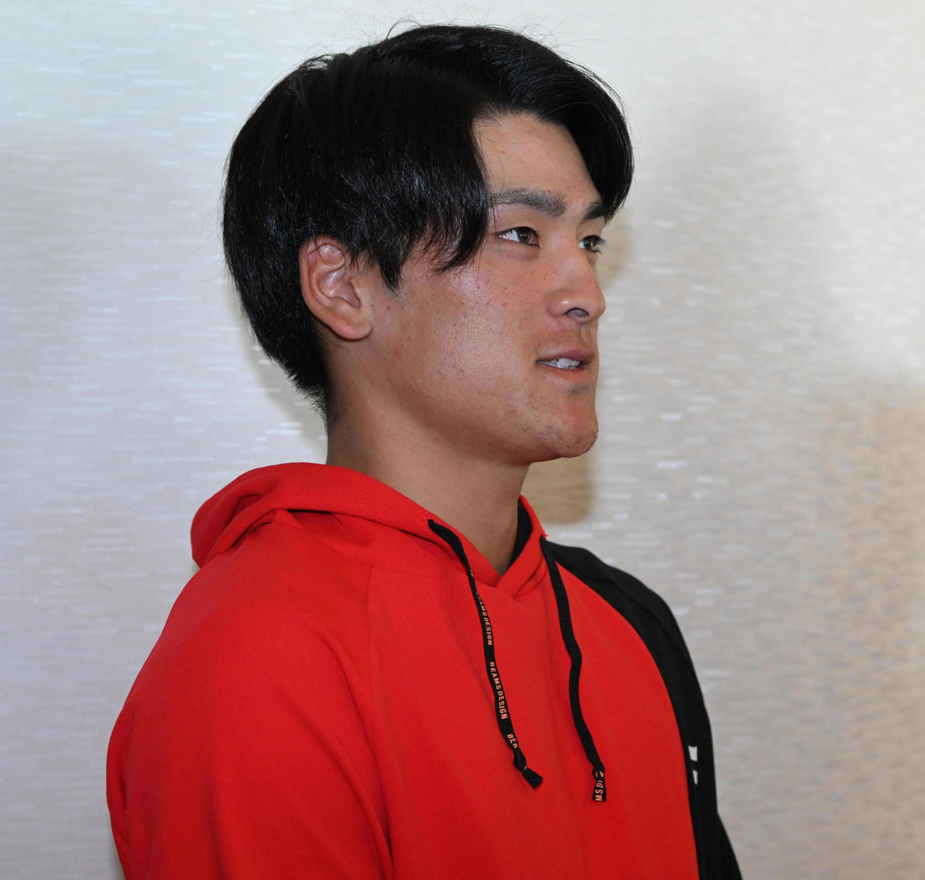 現状維持で契約更改、取材を受ける高寺（撮影・前岡正明）