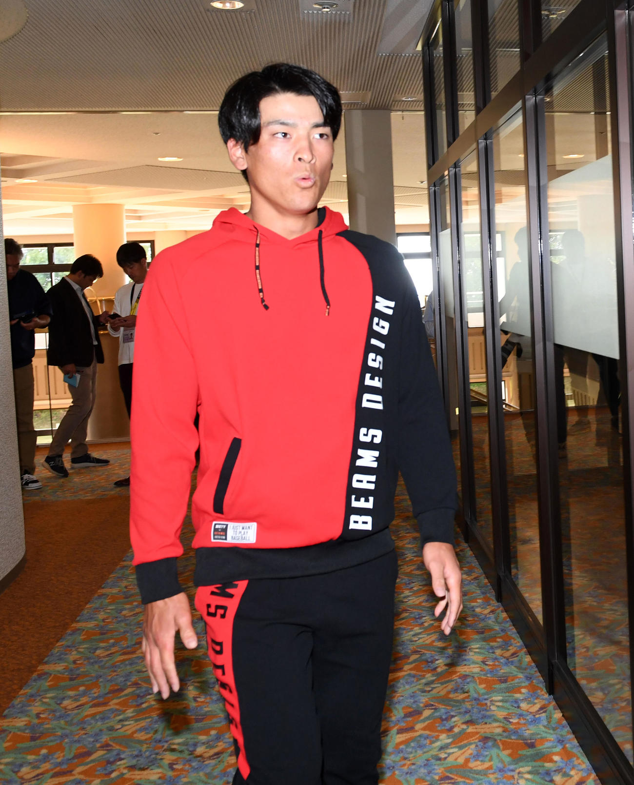 現状維持で契約更改、取材を終え引き揚げる高寺（撮影・前岡正明）