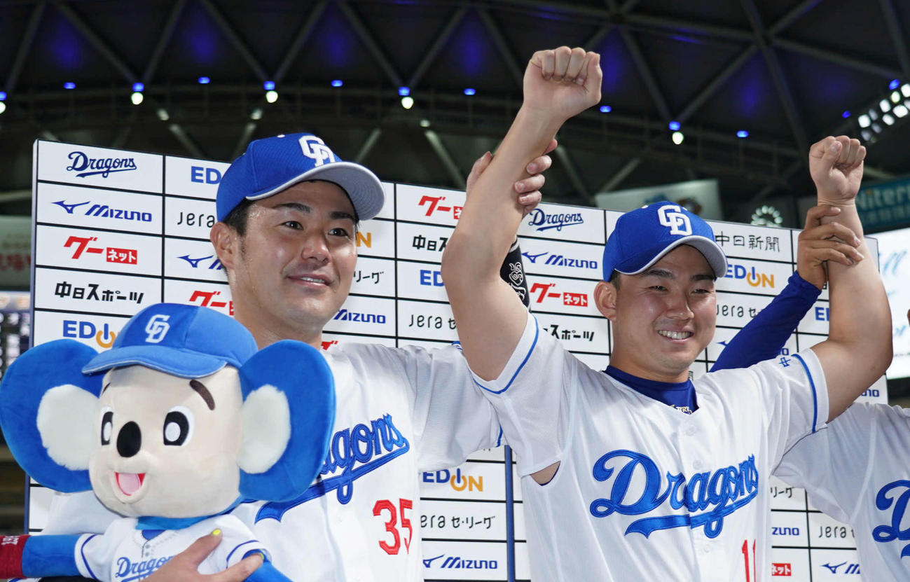 4月、ヒーローインタビューを終えポーズを決める、左から木下、小笠原
