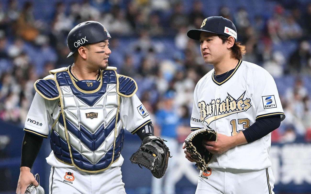 4月、森（左）とベンチに引き揚げるオリックス宮城