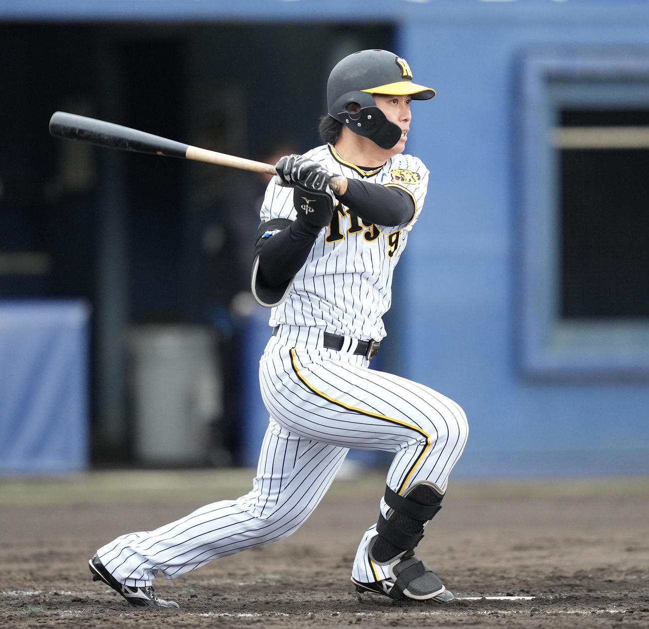 投手山川の時、右前打を放つ阪神高山（撮影・鈴木みどり）
