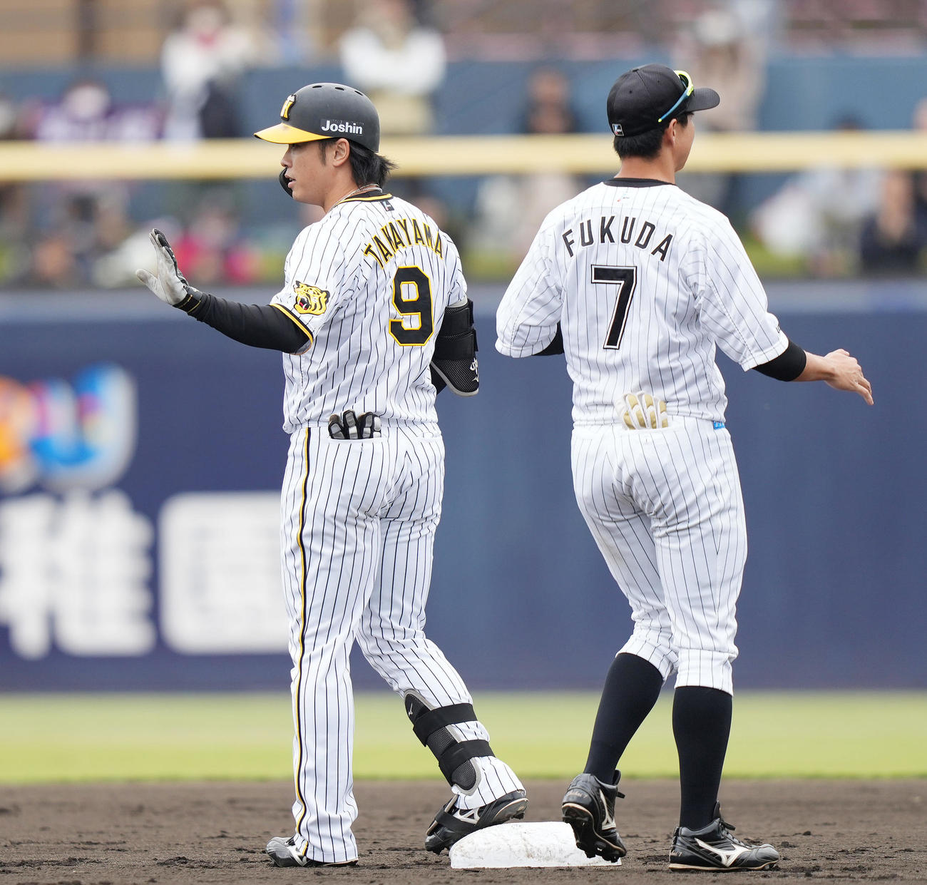 投手ソフトバンク岡本の時、右二塁打を放った阪神高山（左）（撮影・鈴木みどり）