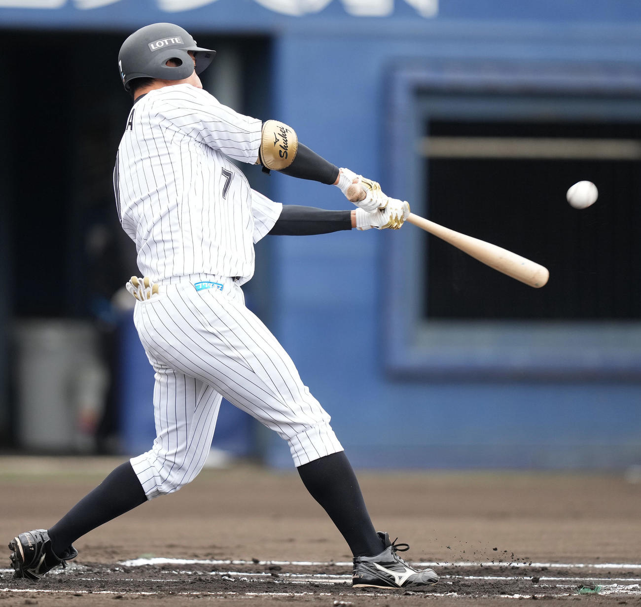 投手ヤクルト鈴木の時、右二塁打を放つロッテ福田（撮影・鈴木みどり）